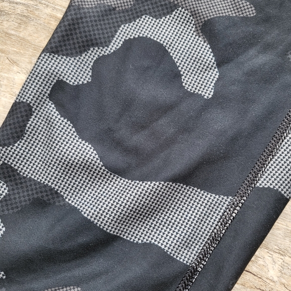black and grey under Armour camo leggings - Picture 5 of 5